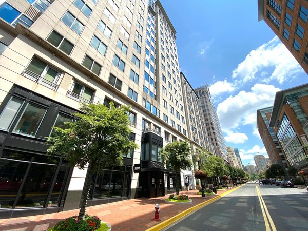 Le guide complet pour choisir et installer des dalles en pierre naturelle sur votre patio extérieur