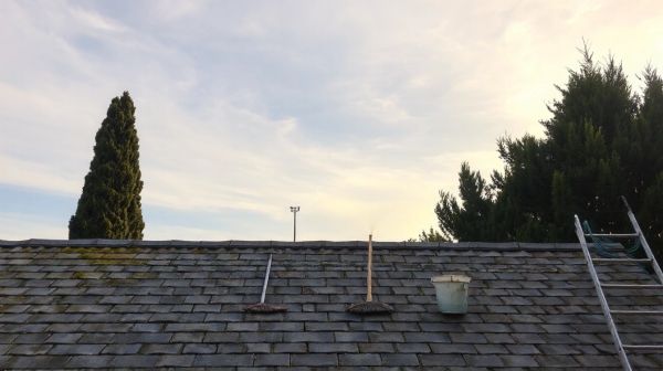 Les meilleures techniques pour un nettoyage de toiture dans l'Ain